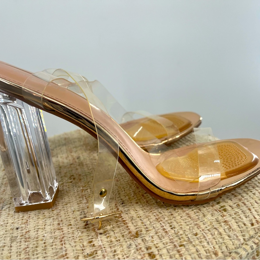 Original  CAPE ROBBIN beautiful design sexy sandals size 11M buckle clousure.